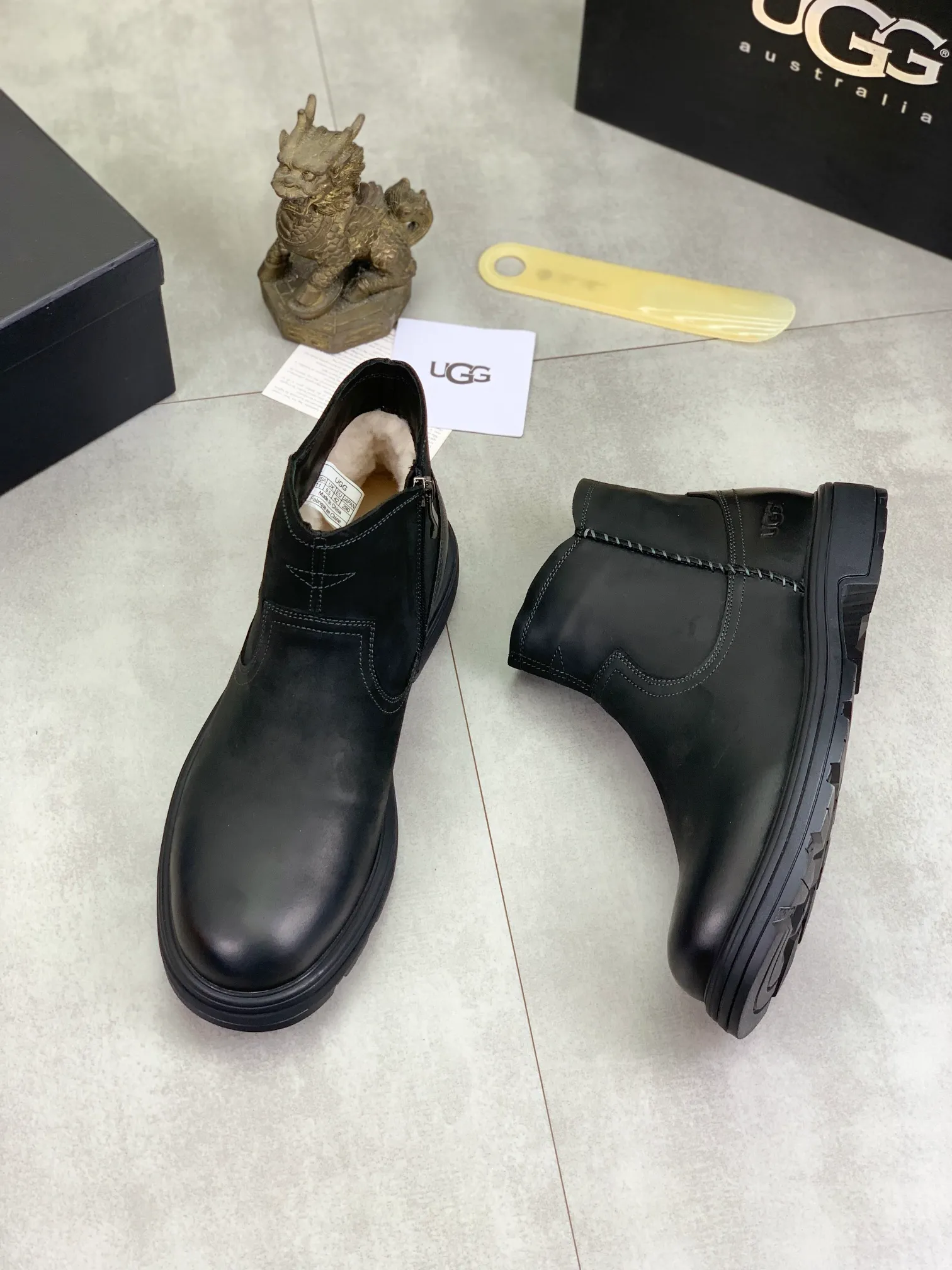 Factory price P640 💶[UGG] (full wool lining) Top-end high-quality fur integrated warm snow boots from Australia's warm luxury men's shoes brand, UGG-5877 official website synchronized, made of imported cowhide, carefully sewn...Imported rubber outsole (comfortable, soft, wear-resistant) The quality is really great...Exquisite workmanship, you can't put it down at first sight, code number: 39-44 Color: 3️⃣colors available